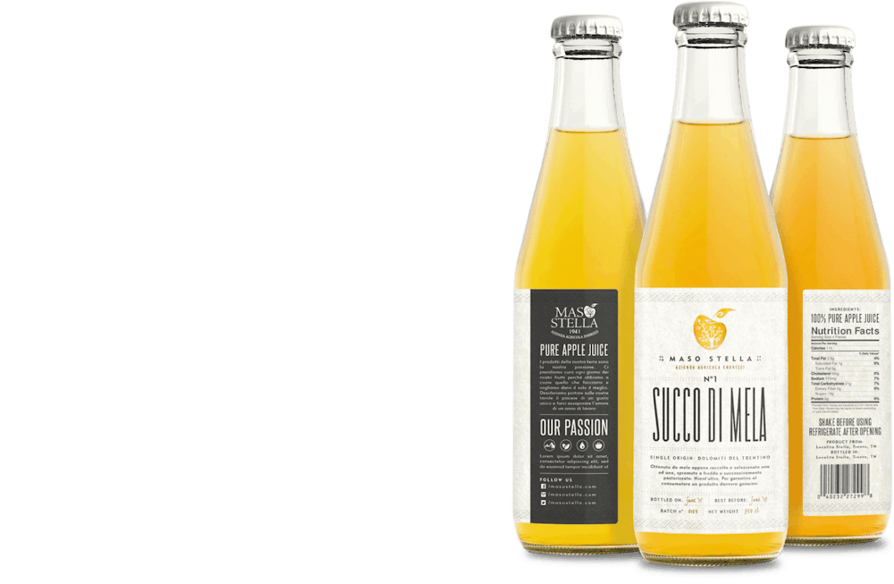 tres botellas de jugo de manzana con etiquetas minimalistas blancas y negras