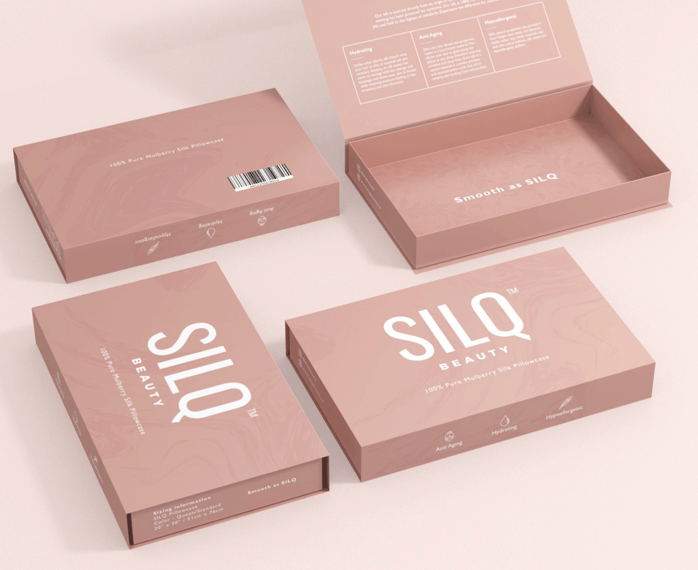 quattro piccole scatole di colore rosa con testo in bianco