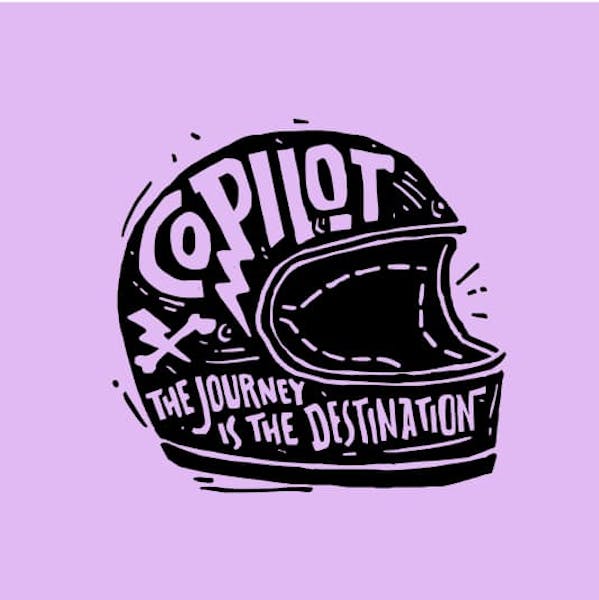 バイクのヘルメットの形をしたロゴデザイン。「Copilot - the Journey is the Destination」