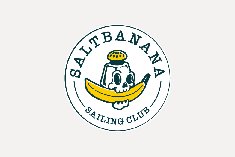 Un logo créé pour un club de voile avec une salière en forme de crane qui a une banane dans la bouche